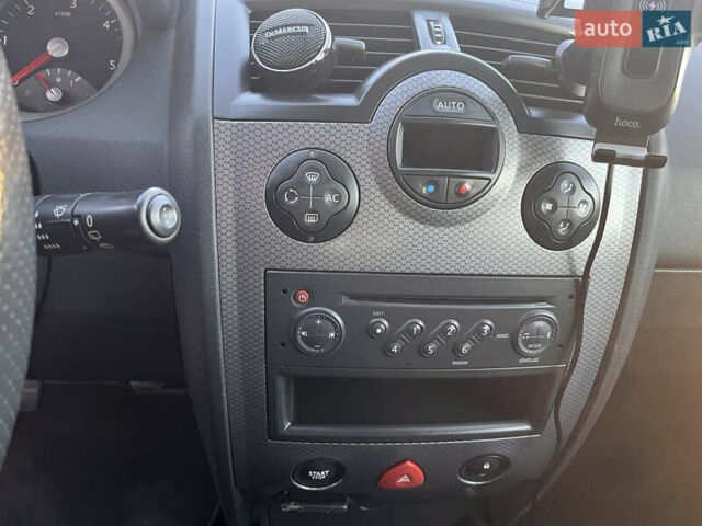 Серый Рено Меган, объемом двигателя 1.9 л и пробегом 237 тыс. км за 2600 $, фото 13 на Automoto.ua