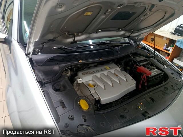 Серый Рено Меган, объемом двигателя 1.6 л и пробегом 220 тыс. км за 5100 $, фото 1 на Automoto.ua