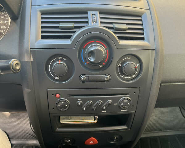 Сірий Рено Меган, об'ємом двигуна 1.6 л та пробігом 267 тис. км за 5300 $, фото 5 на Automoto.ua