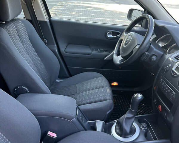 Серый Рено Меган, объемом двигателя 1.6 л и пробегом 235 тыс. км за 5200 $, фото 31 на Automoto.ua