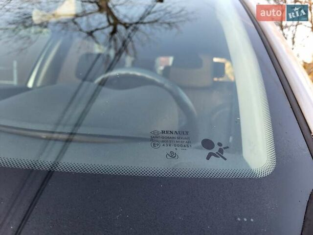 Серый Рено Меган, объемом двигателя 1.6 л и пробегом 182 тыс. км за 5700 $, фото 43 на Automoto.ua