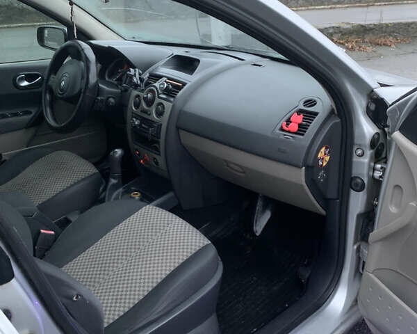 Серый Рено Меган, объемом двигателя 1.6 л и пробегом 400 тыс. км за 3700 $, фото 6 на Automoto.ua