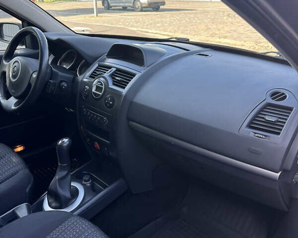 Серый Рено Меган, объемом двигателя 1.6 л и пробегом 235 тыс. км за 5200 $, фото 32 на Automoto.ua