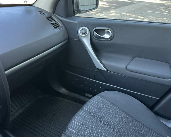 Серый Рено Меган, объемом двигателя 1.6 л и пробегом 235 тыс. км за 5200 $, фото 17 на Automoto.ua