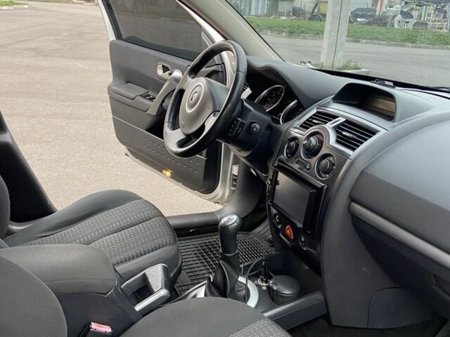 Серый Рено Меган, объемом двигателя 1.6 л и пробегом 205 тыс. км за 5300 $, фото 4 на Automoto.ua