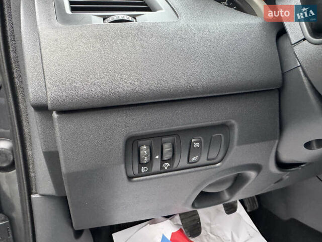 Рено Меган 2006 у Тернополі на Automoto.ua Сірий Рено Меган, об'ємом двигуна 2 л та пробігом 250 тис. км за 4600 $, фото 85 на Automoto.ua