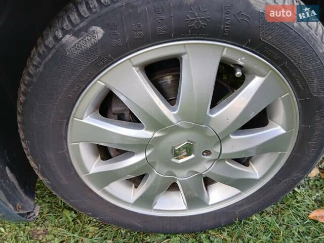 Рено Меган 2006 в Конотопе на Automoto.ua Серый Рено Меган, объемом двигателя 2 л и пробегом 219 тыс. км за 5600 $, фото 34 на Automoto.ua