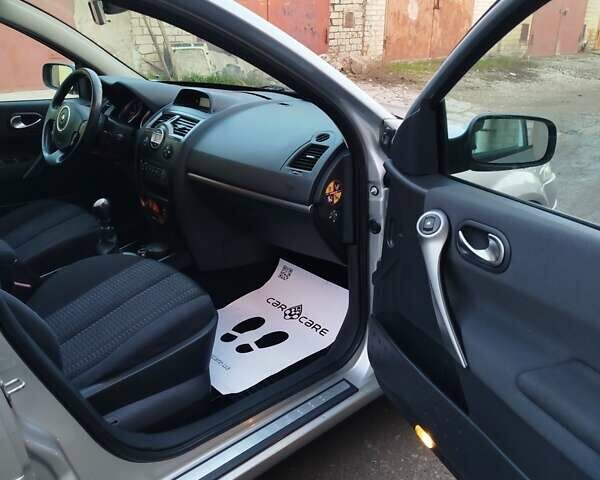 Серый Рено Меган, объемом двигателя 2 л и пробегом 162 тыс. км за 6299 $, фото 112 на Automoto.ua