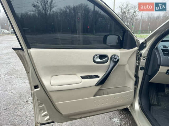 Серый Рено Меган, объемом двигателя 1.6 л и пробегом 281 тыс. км за 4800 $, фото 14 на Automoto.ua