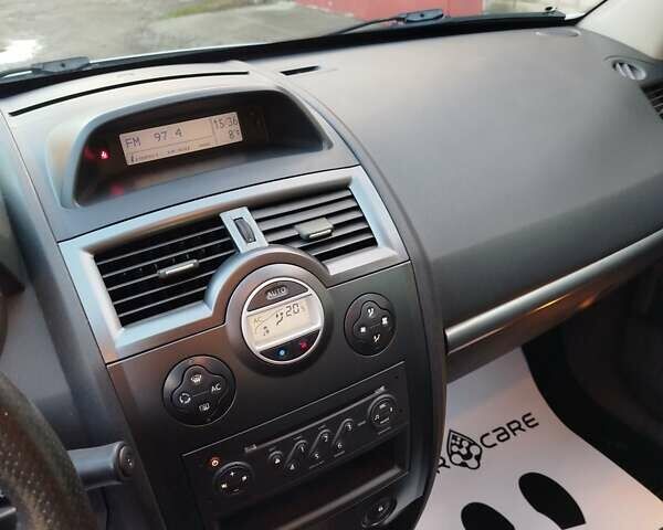 Серый Рено Меган, объемом двигателя 2 л и пробегом 162 тыс. км за 6299 $, фото 106 на Automoto.ua