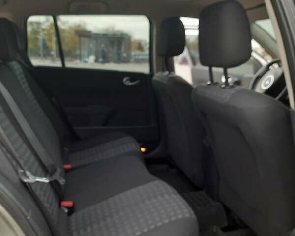 Серый Рено Меган, объемом двигателя 1.6 л и пробегом 234 тыс. км за 4999 $, фото 16 на Automoto.ua