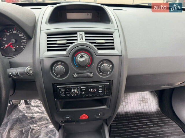 Серый Рено Меган, объемом двигателя 1.6 л и пробегом 236 тыс. км за 5200 $, фото 14 на Automoto.ua