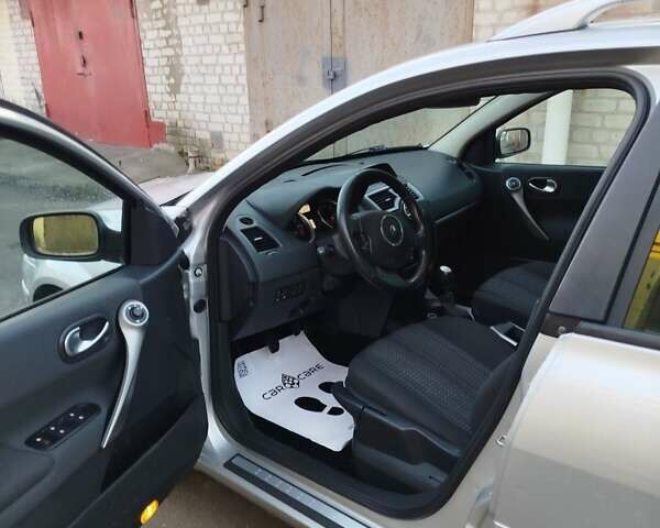 Серый Рено Меган, объемом двигателя 2 л и пробегом 162 тыс. км за 6299 $, фото 87 на Automoto.ua