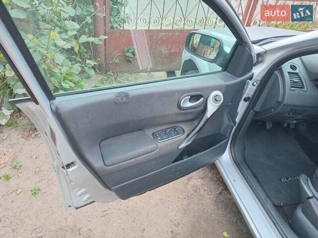 Серый Рено Меган, объемом двигателя 1.6 л и пробегом 308 тыс. км за 4500 $, фото 16 на Automoto.ua