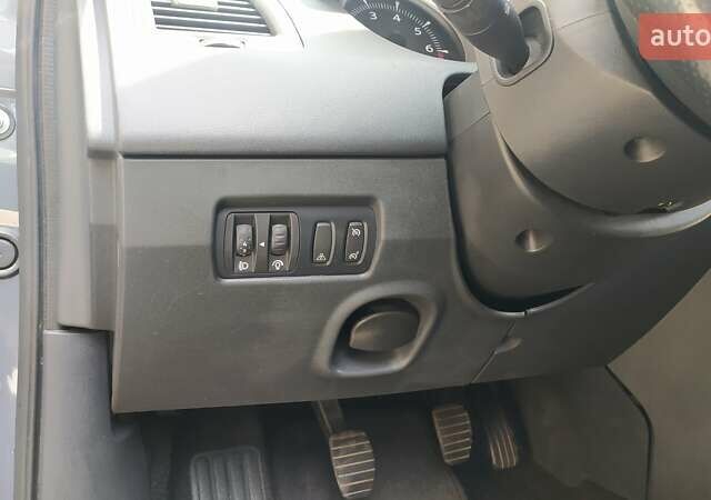 Серый Рено Меган, объемом двигателя 2 л и пробегом 288 тыс. км за 5500 $, фото 12 на Automoto.ua