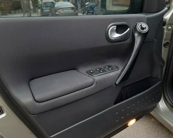 Серый Рено Меган, объемом двигателя 1.6 л и пробегом 234 тыс. км за 4999 $, фото 6 на Automoto.ua