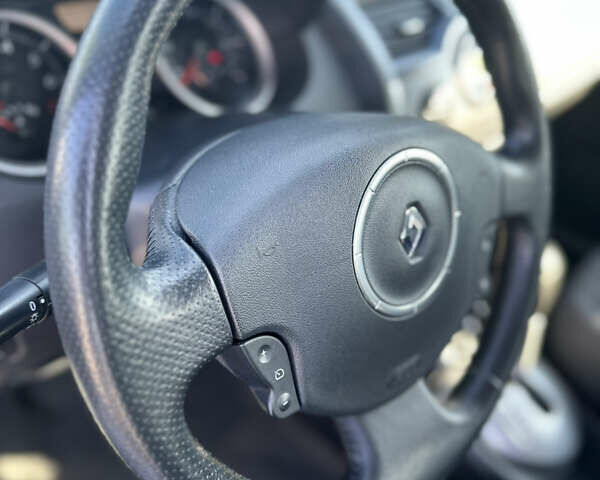 Серый Рено Меган, объемом двигателя 2 л и пробегом 134 тыс. км за 5600 $, фото 7 на Automoto.ua