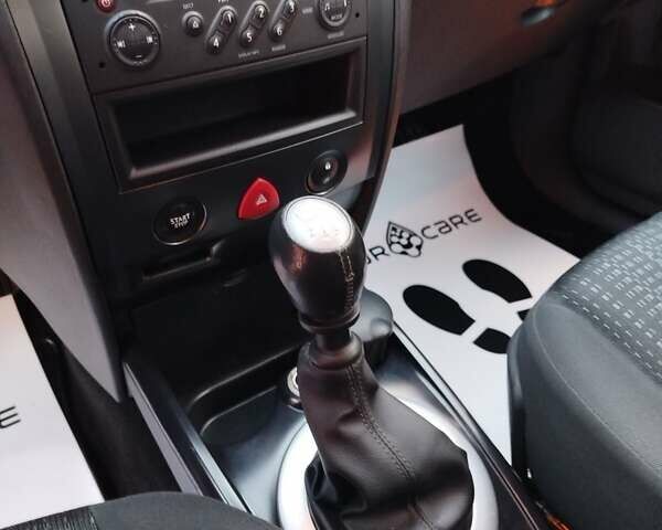 Серый Рено Меган, объемом двигателя 2 л и пробегом 162 тыс. км за 6299 $, фото 102 на Automoto.ua