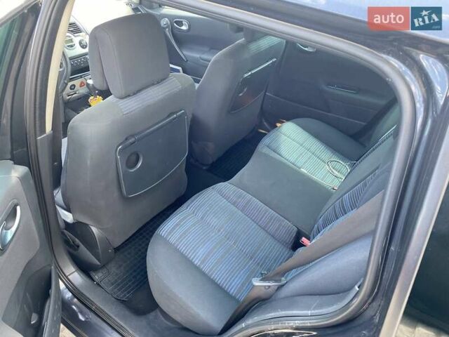 Серый Рено Меган, объемом двигателя 1.9 л и пробегом 300 тыс. км за 4800 $, фото 4 на Automoto.ua