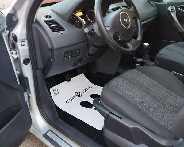 Серый Рено Меган, объемом двигателя 2 л и пробегом 162 тыс. км за 6299 $, фото 92 на Automoto.ua