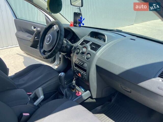 Сірий Рено Меган, об'ємом двигуна 1.6 л та пробігом 250 тис. км за 4600 $, фото 8 на Automoto.ua