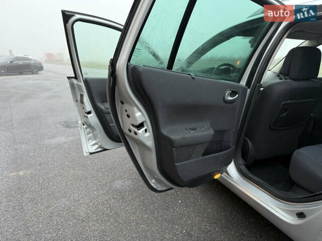 Серый Рено Меган, объемом двигателя 1.6 л и пробегом 213 тыс. км за 5100 $, фото 20 на Automoto.ua