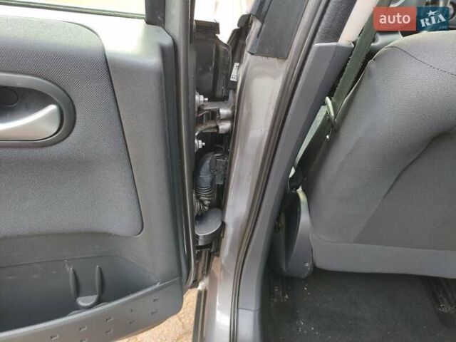 Сірий Рено Меган, об'ємом двигуна 1.6 л та пробігом 185 тис. км за 5600 $, фото 37 на Automoto.ua