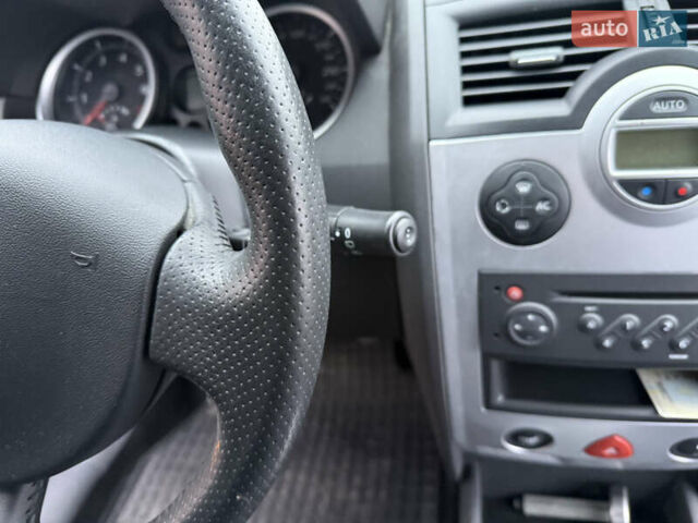 Серый Рено Меган, объемом двигателя 1.6 л и пробегом 213 тыс. км за 5100 $, фото 46 на Automoto.ua