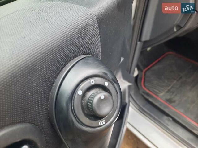 Серый Рено Меган, объемом двигателя 1.6 л и пробегом 224 тыс. км за 5850 $, фото 60 на Automoto.ua