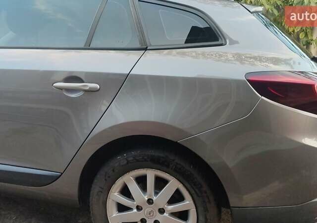 Рено Меган 2009 у Краснокутске на Automoto.ua Сірий Рено Меган, об'ємом двигуна 1.6 л та пробігом 236 тис. км за 7200 $, фото 1 на Automoto.ua