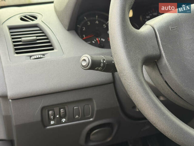 Серый Рено Меган, объемом двигателя 1.6 л и пробегом 149 тыс. км за 5400 $, фото 11 на Automoto.ua