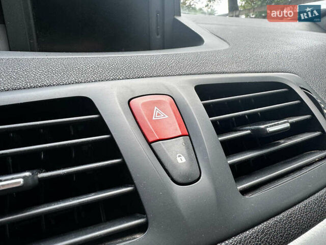 Рено Меган 2009 в Киеве на Automoto.ua Серый Рено Меган, объемом двигателя 1.4 л и пробегом 267 тыс. км за 5990 $, фото 20 на Automoto.ua