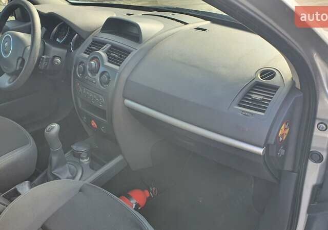 Рено Меган 2009 у Калуше на Automoto.ua Сірий Рено Меган, об'ємом двигуна 1.4 л та пробігом 245 тис. км за 5300 $, фото 21 на Automoto.ua