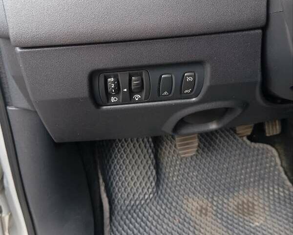 Сірий Рено Меган, об'ємом двигуна 1.6 л та пробігом 139 тис. км за 6700 $, фото 2 на Automoto.ua