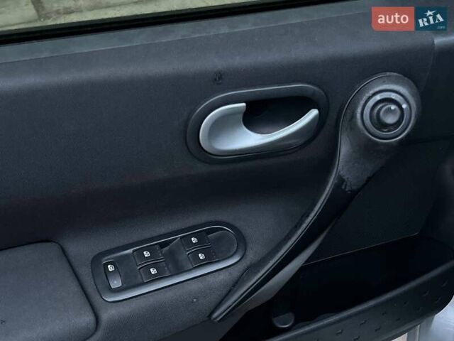 Серый Рено Меган, объемом двигателя 1.6 л и пробегом 263 тыс. км за 5590 $, фото 24 на Automoto.ua