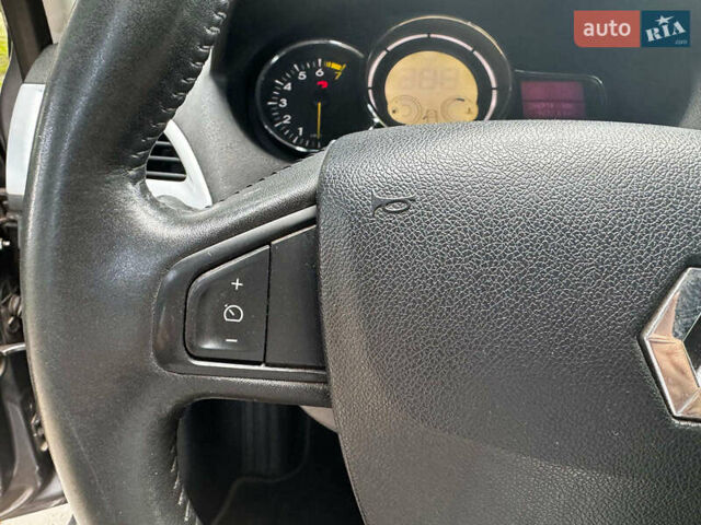 Рено Меган 2009 в Киеве на Automoto.ua Серый Рено Меган, объемом двигателя 1.4 л и пробегом 267 тыс. км за 5990 $, фото 15 на Automoto.ua