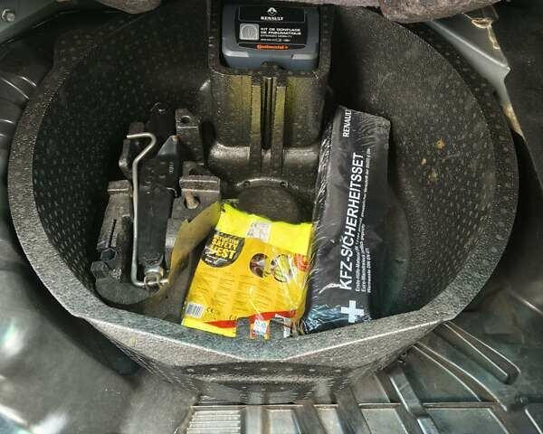 Серый Рено Меган, объемом двигателя 1.4 л и пробегом 215 тыс. км за 5700 $, фото 28 на Automoto.ua