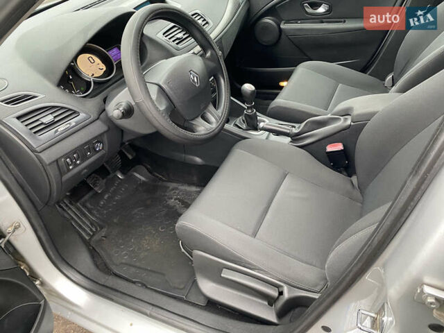 Серый Рено Меган, объемом двигателя 1.6 л и пробегом 206 тыс. км за 6850 $, фото 28 на Automoto.ua