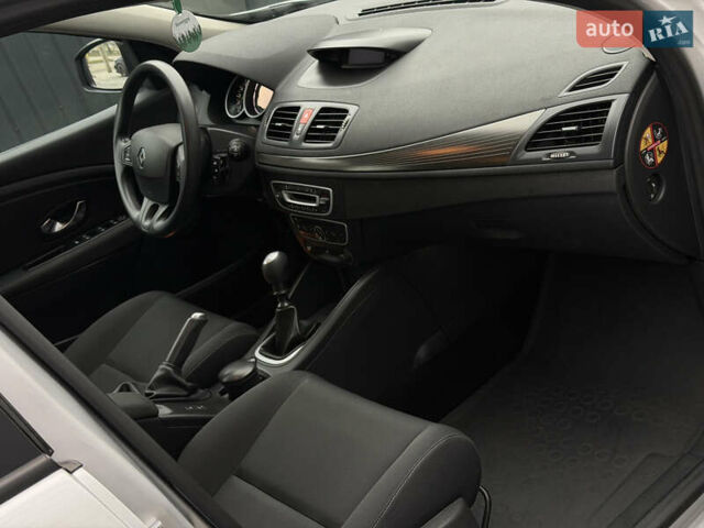 Сірий Рено Меган, об'ємом двигуна 1.6 л та пробігом 196 тис. км за 7850 $, фото 107 на Automoto.ua