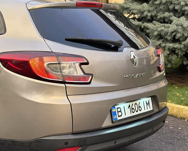 Рено Меган 2010 у Кременчуге на Automoto.ua Сірий Рено Меган, об'ємом двигуна 1.46 л та пробігом 300 тис. км за 6999 $, фото 6 на Automoto.ua