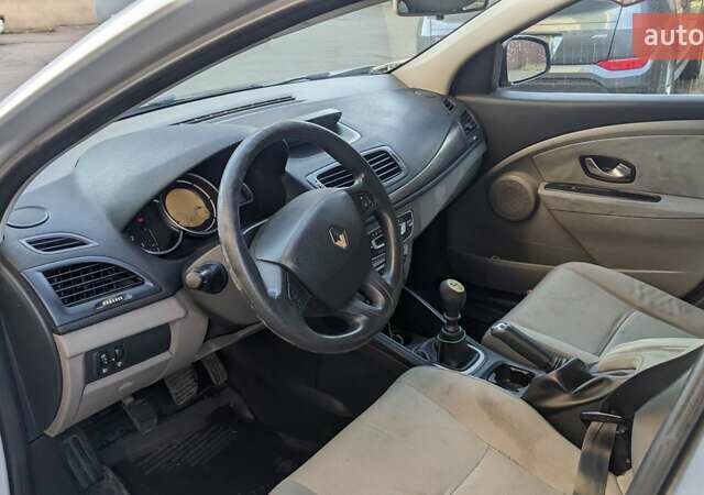 Рено Меган 2010 в Днепре (Днепропетровске) на Automoto.ua Серый Рено Меган, объемом двигателя 1.46 л и пробегом 274 тыс. км за 4999 $, фото 12 на Automoto.ua