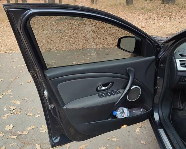 Серый Рено Меган, объемом двигателя 1.4 л и пробегом 250 тыс. км за 7500 $, фото 121 на Automoto.ua