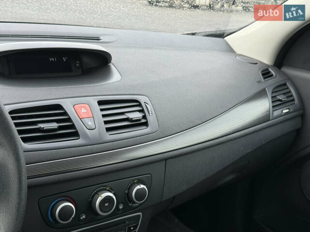 Серый Рено Меган, объемом двигателя 1.6 л и пробегом 227 тыс. км за 6550 $, фото 16 на Automoto.ua