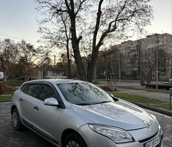 Сірий Рено Меган, об'ємом двигуна 1.5 л та пробігом 250 тис. км за 6999 $, фото 1 на Automoto.ua