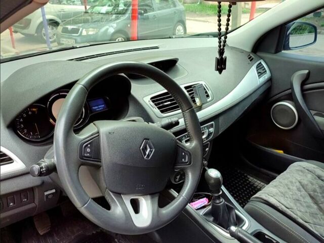 Серый Рено Меган, объемом двигателя 2 л и пробегом 194 тыс. км за 7900 $, фото 3 на Automoto.ua