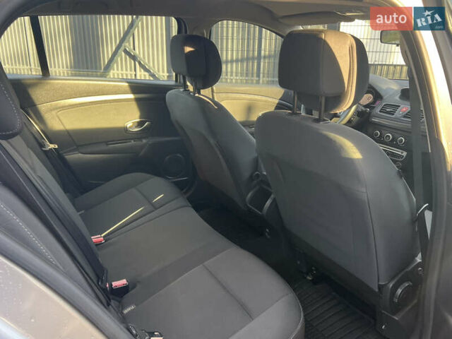 Серый Рено Меган, объемом двигателя 1.5 л и пробегом 225 тыс. км за 7600 $, фото 28 на Automoto.ua