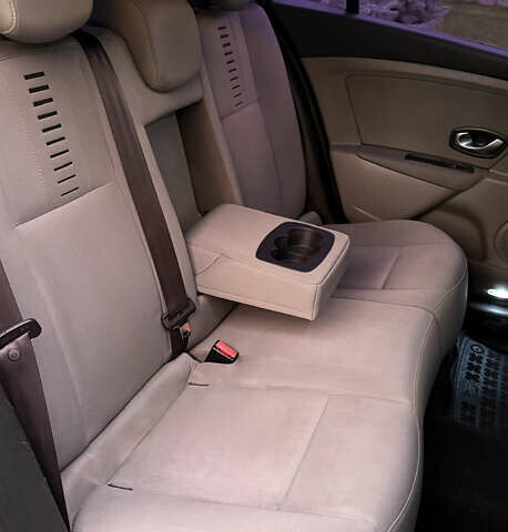 Рено Меган 2010 у Кременчуге на Automoto.ua Сірий Рено Меган, об'ємом двигуна 1.46 л та пробігом 300 тис. км за 6999 $, фото 34 на Automoto.ua