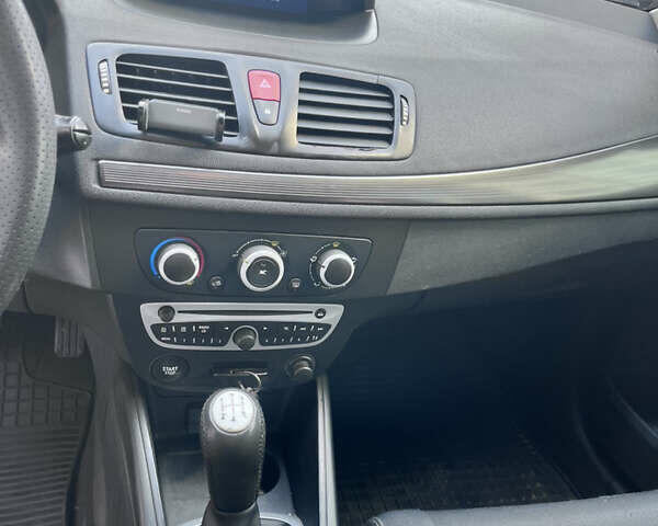 Серый Рено Меган, объемом двигателя 1.46 л и пробегом 325 тыс. км за 6400 $, фото 23 на Automoto.ua