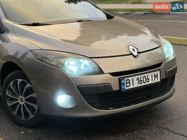 Рено Меган 2010 у Кременчуге на Automoto.ua Сірий Рено Меган, об'ємом двигуна 1.46 л та пробігом 300 тис. км за 6999 $, фото 17 на Automoto.ua