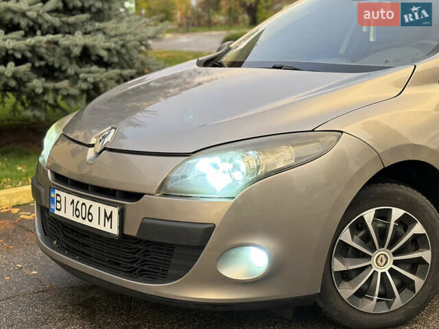 Рено Меган 2010 у Кременчуге на Automoto.ua Сірий Рено Меган, об'ємом двигуна 1.46 л та пробігом 300 тис. км за 6999 $, фото 16 на Automoto.ua